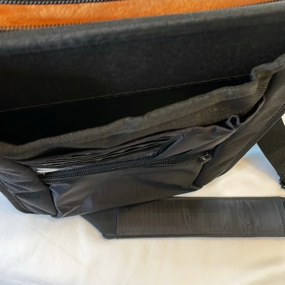 HIGHER GROUND‎ Profile Slim Top Loading Compact Shoulder Bag for Tablet Laptop